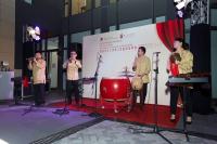 香港中樂團的四位樂師在書院校舍的中央廣場表演助興